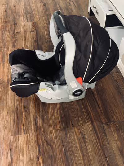 Graco brand baby  car seat carry cot 10/10 condition
