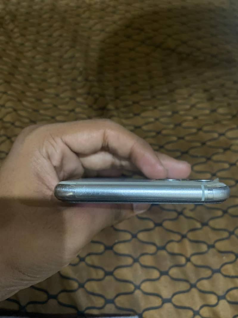 Apple iPhone 11 Pro Max 4