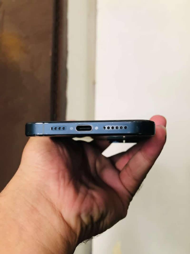 Apple iPhone 15 Pro Max 6