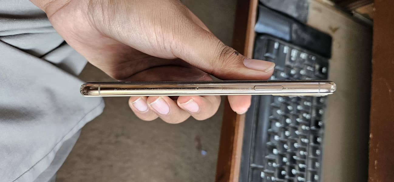 Apple iPhone 11 Pro Max 4