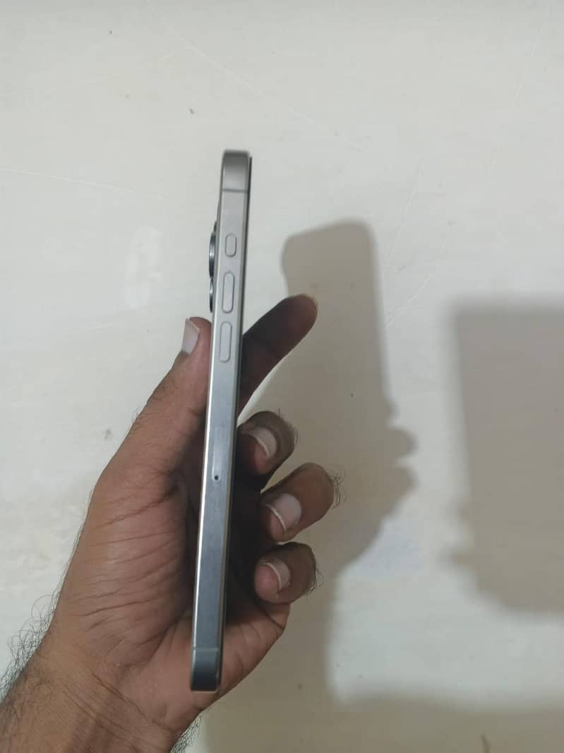 Apple iPhone 15 Pro Max 4