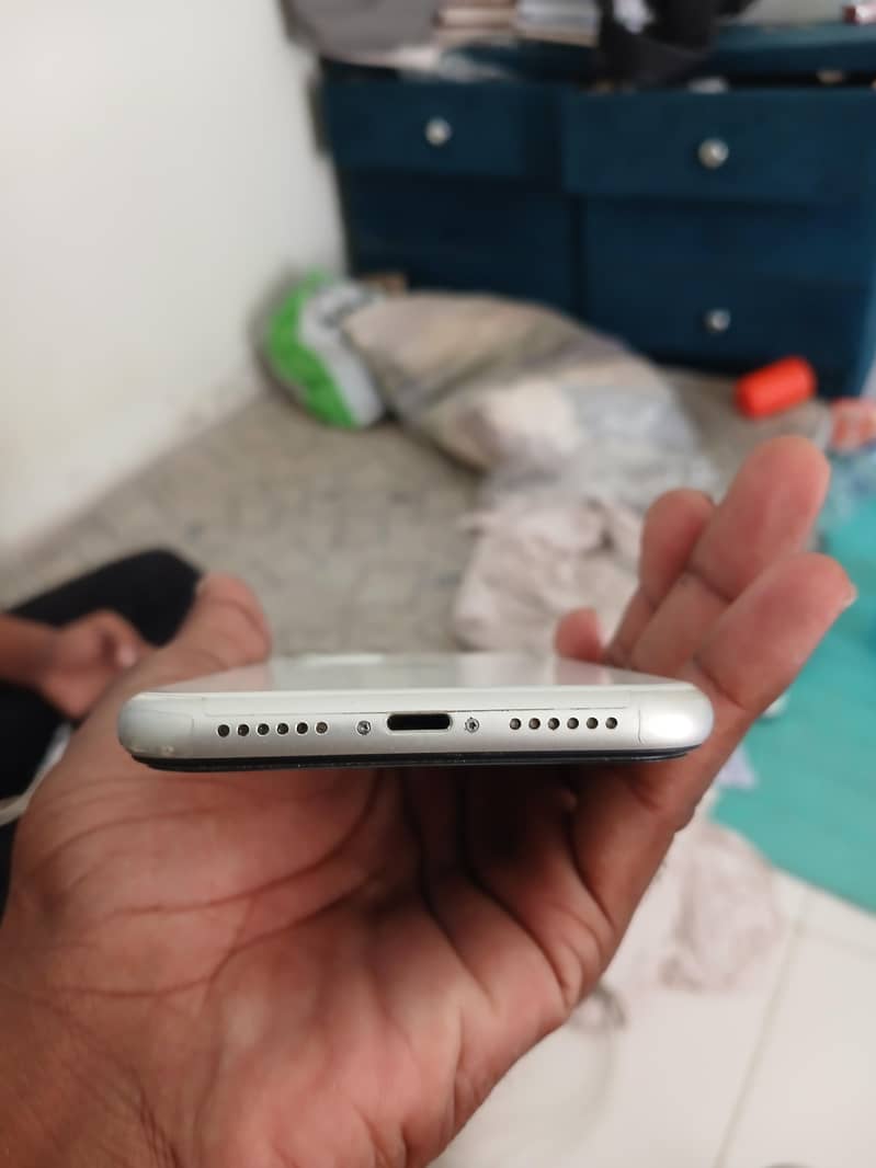 Apple iPhone 11 4