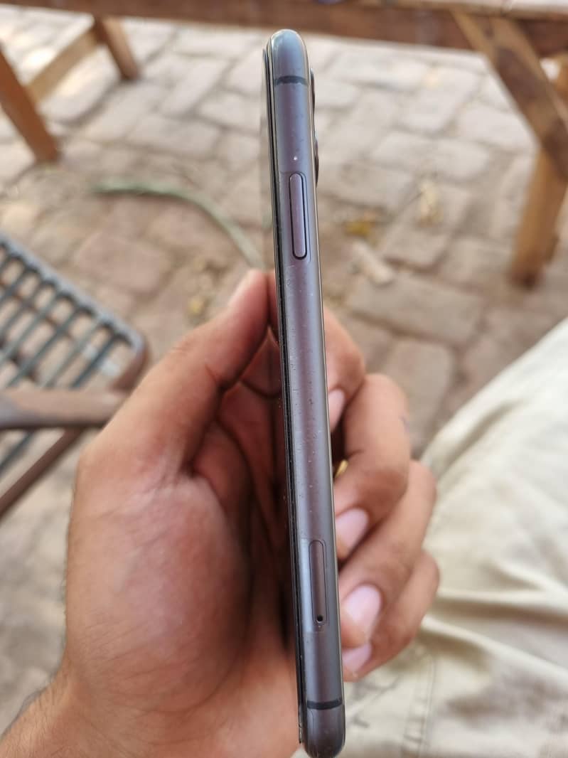 Apple iPhone 11 4
