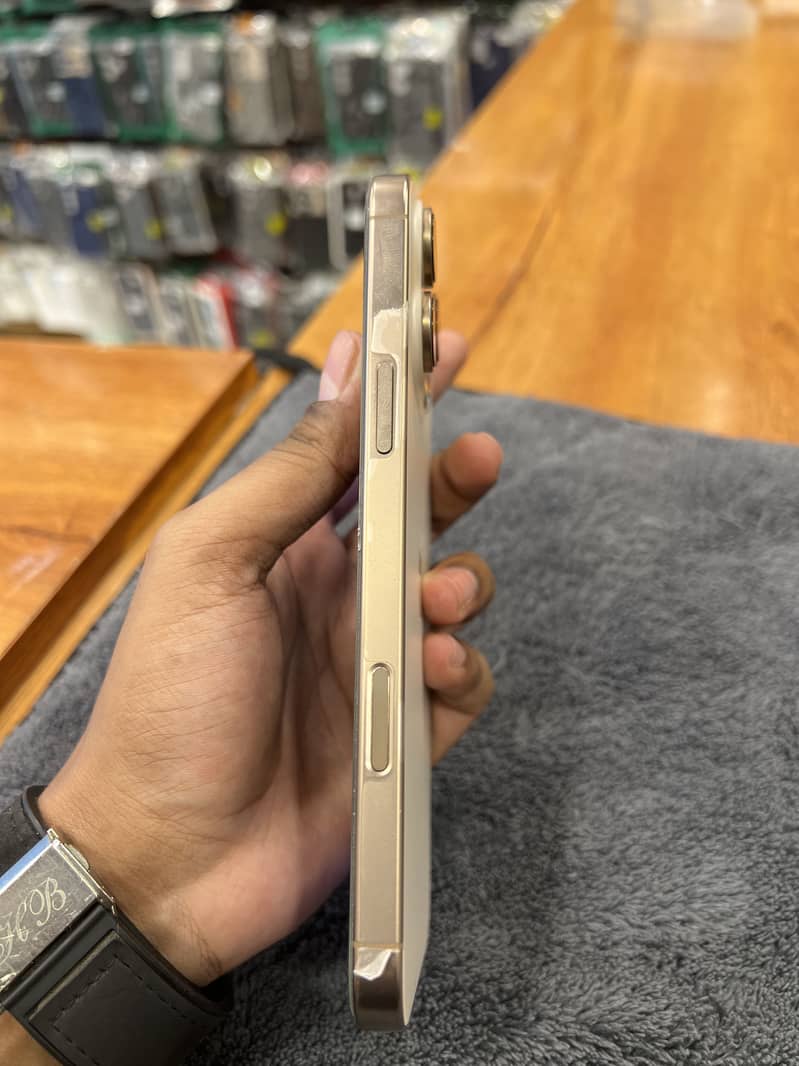 Apple iPhone 16 Pro Max. 1