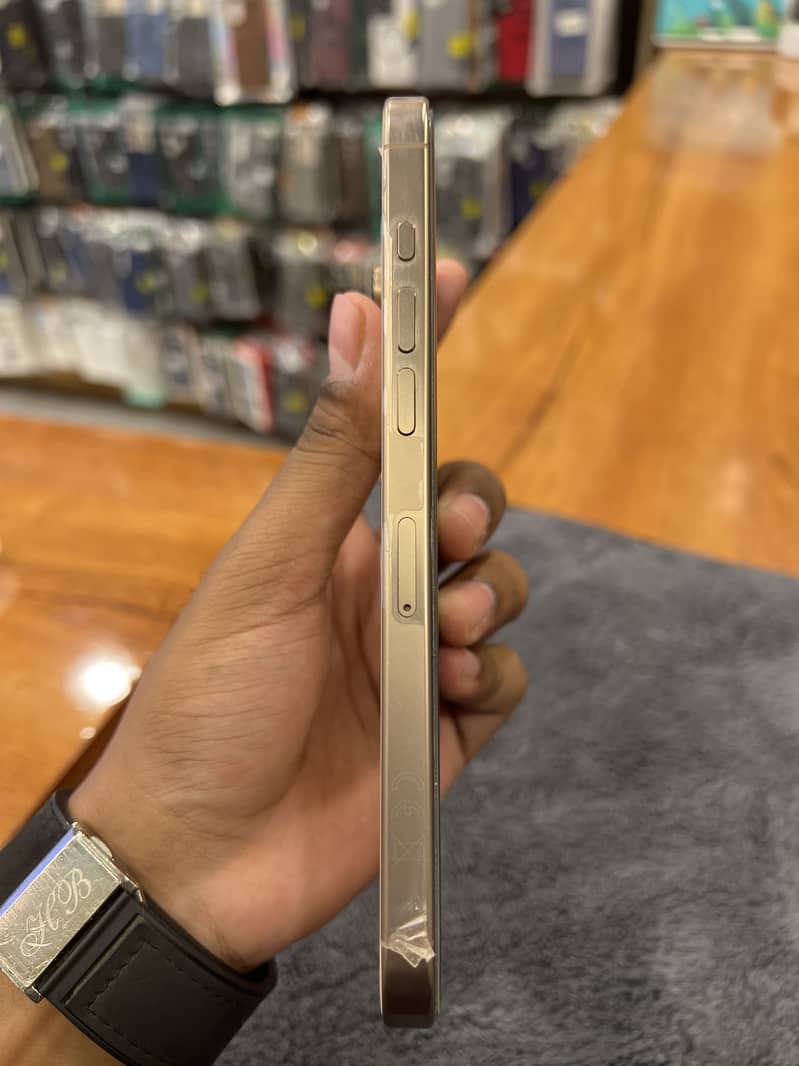 Apple iPhone 16 Pro Max. 2