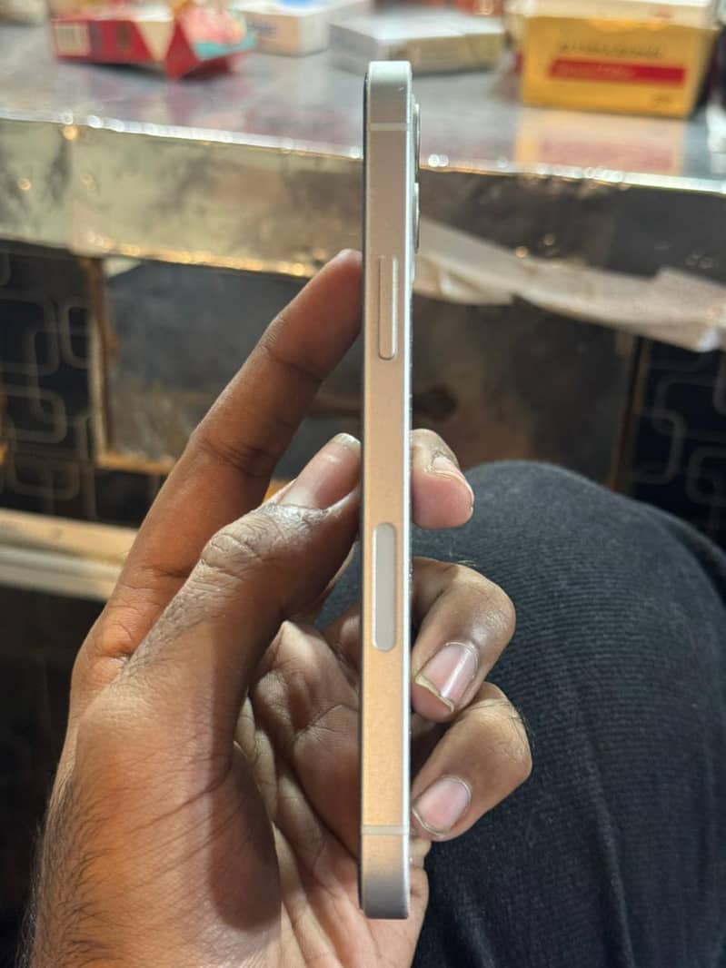 Apple iPhone 12 4