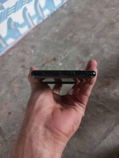 Google Pixel 6 Pro koi fuld nhi hy bil kul ok hy 10by 10 contain 6/128