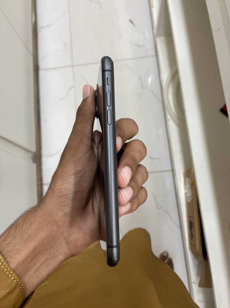 Apple iPhone 11 3