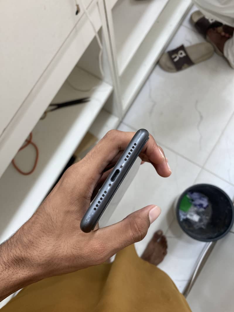 Apple iPhone 11 4
