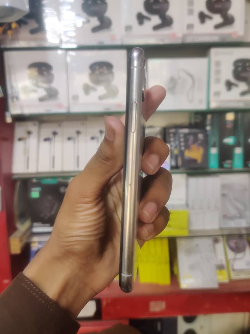 Apple iPhone X 3