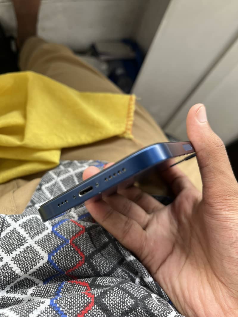 Apple iPhone 12 4