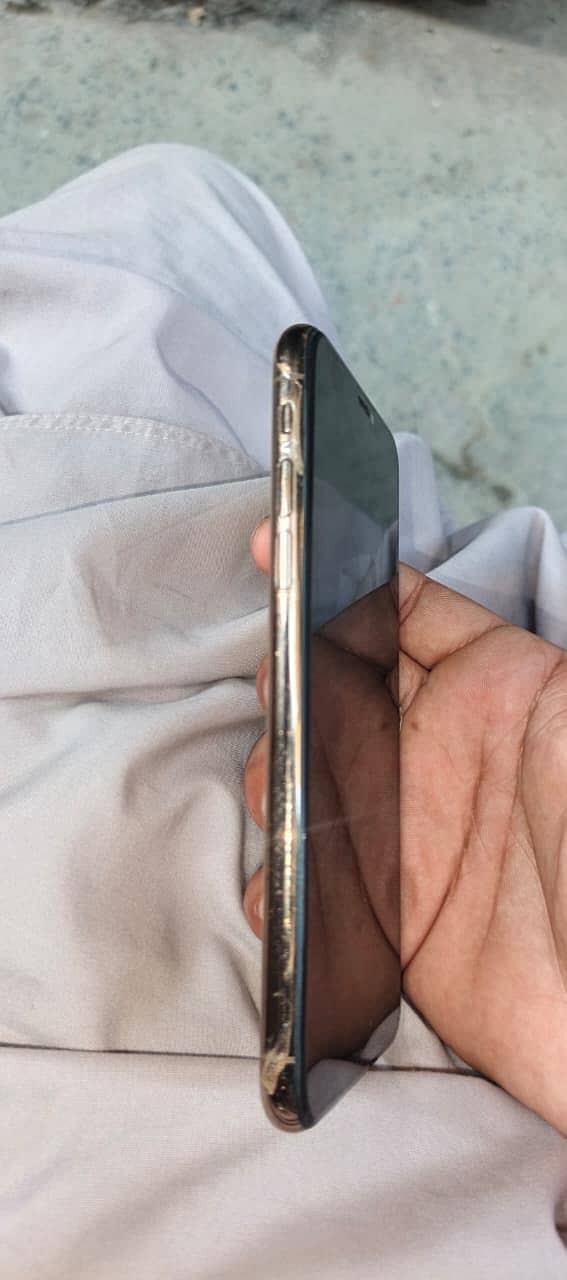 Apple iPhone XS 4