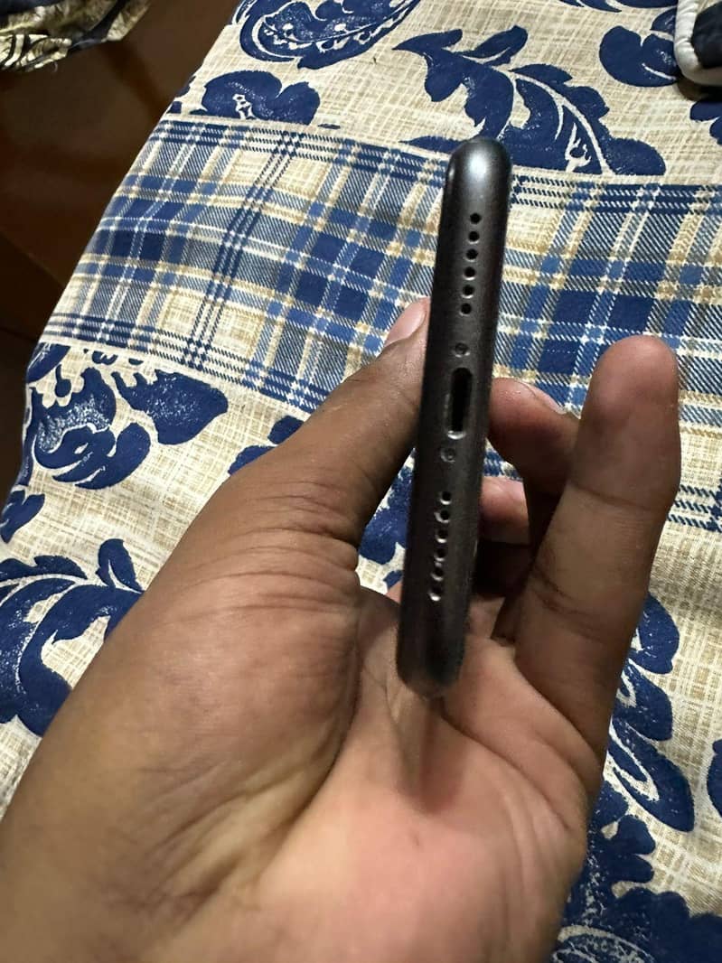 Apple iPhone 11 4