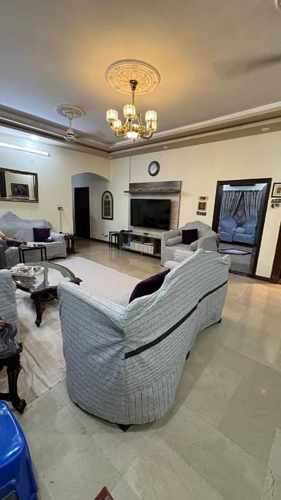 6 kanal old house for sale plot consider model town prime location facing park
