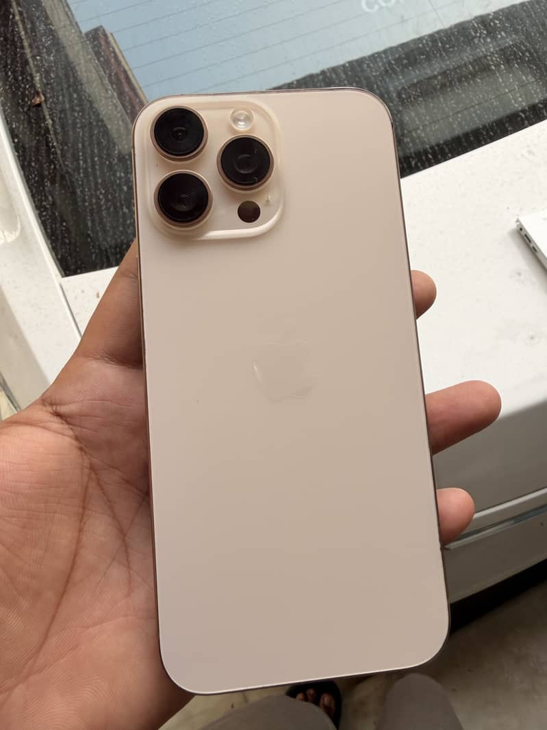 Apple iPhone 16 Pro Max 4