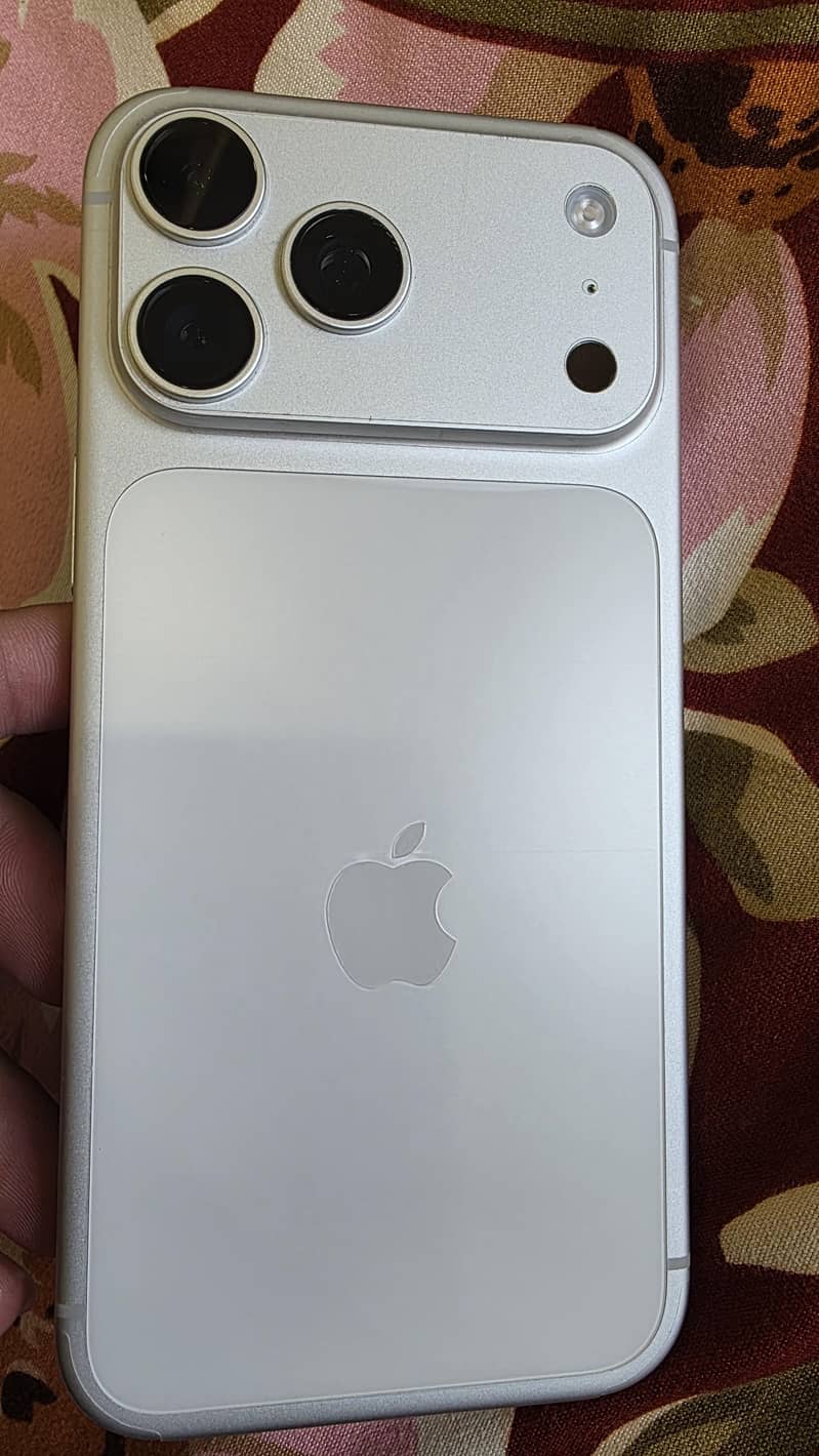 Apple iPhone 17 Pro Max 3