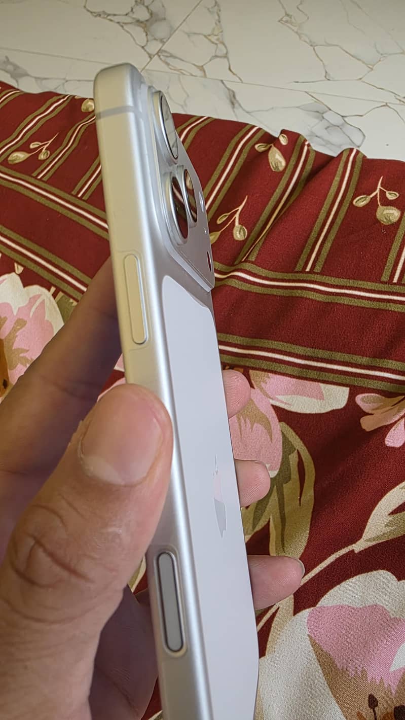 Apple iPhone 17 Pro Max 4