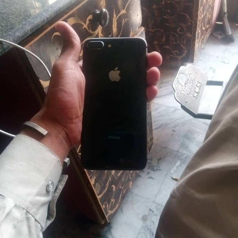 Apple iPhone 8 Plus 3