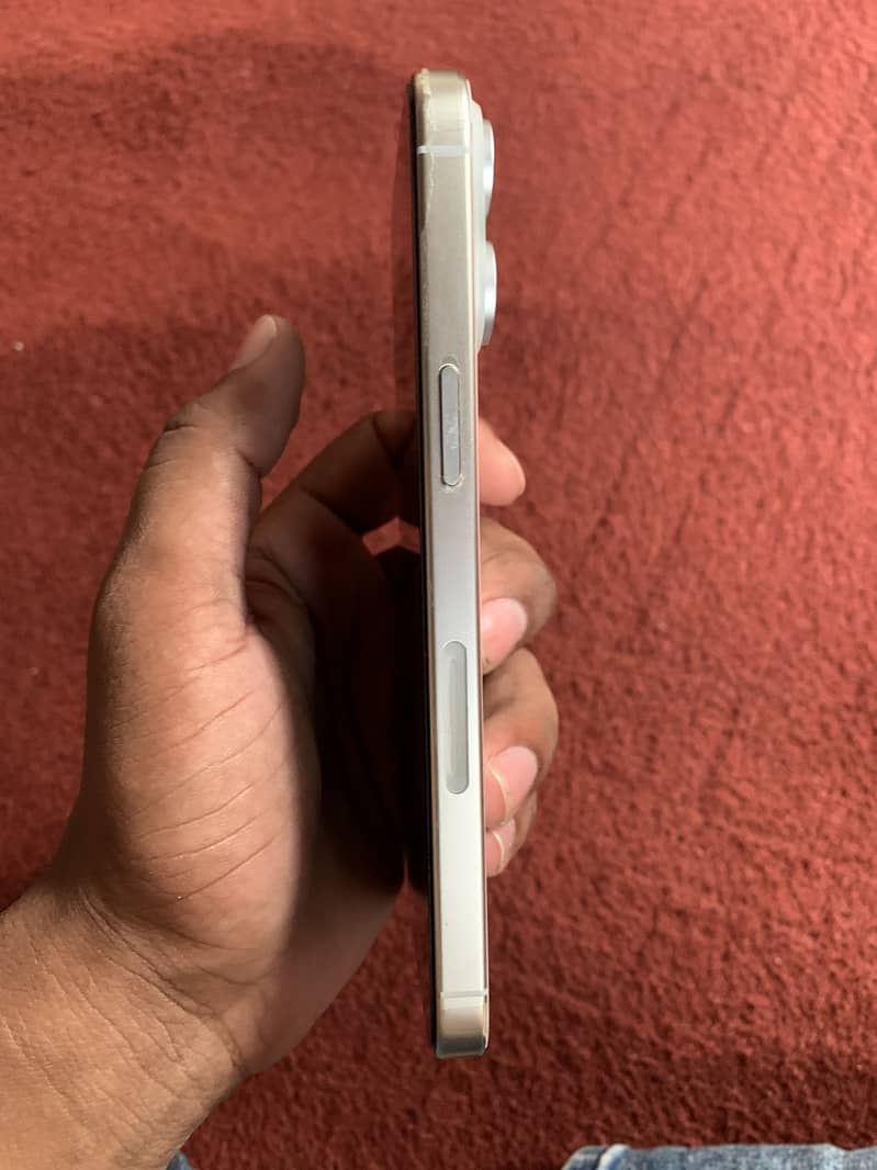 Apple iPhone 15 Pro Max 4