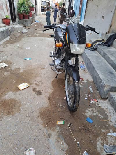United US 100cc 1st owner karachi registration