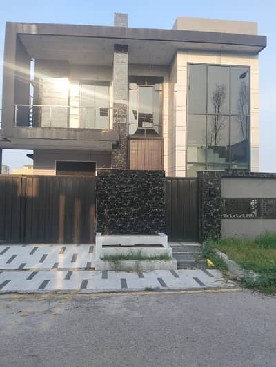10 Marla Brand New Luxury Ultra Modern House Available For Rent Walking Distance Commercial Market
