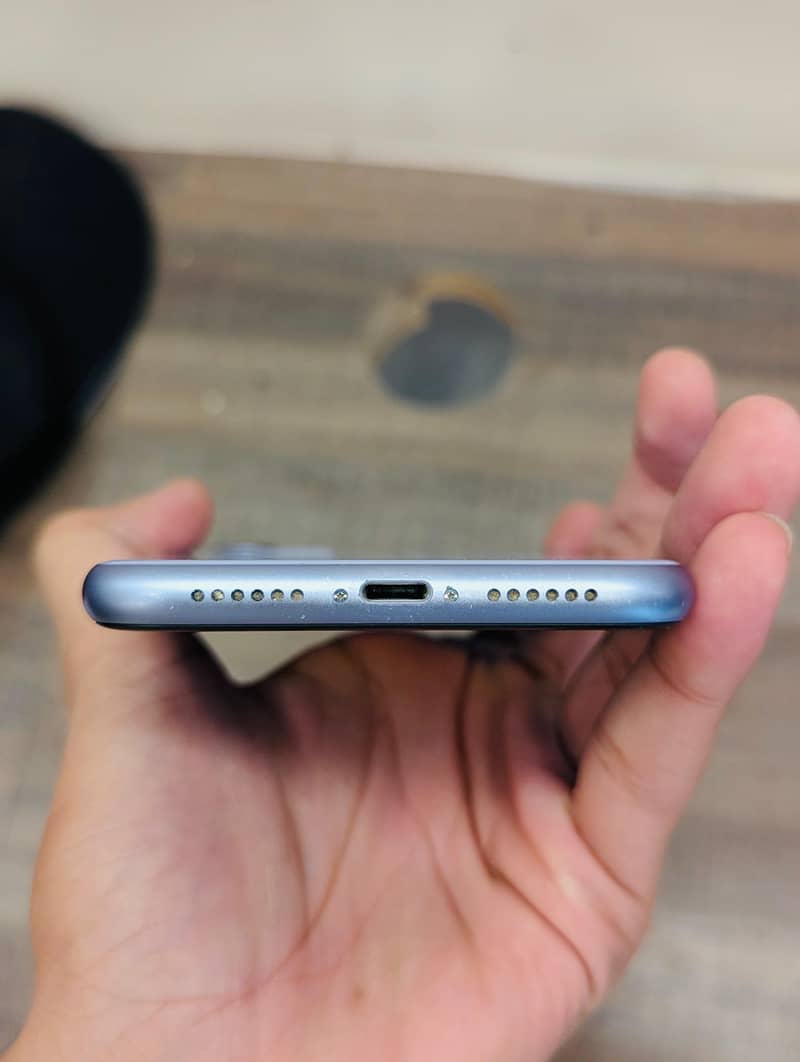 Apple iPhone 11 4