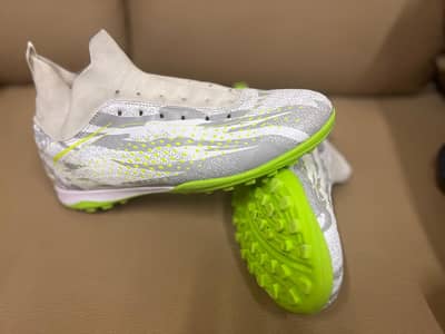 Football Shoes/Football Grippers/Futsal Shoes