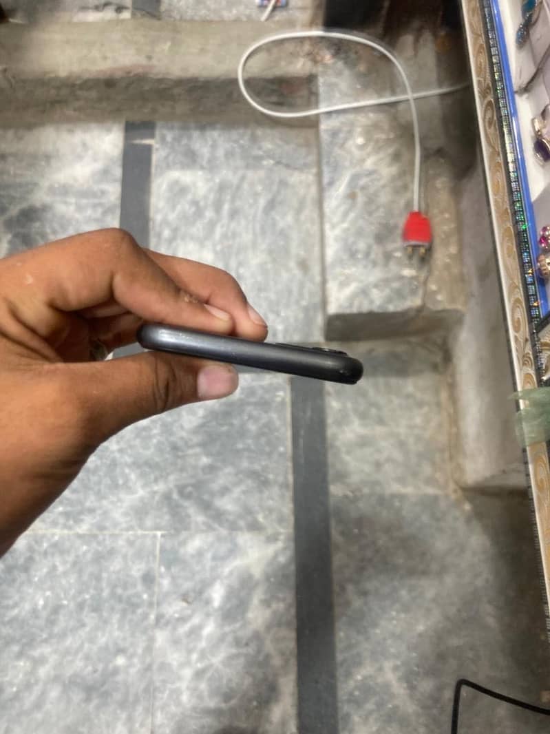 Apple iPhone 11 4