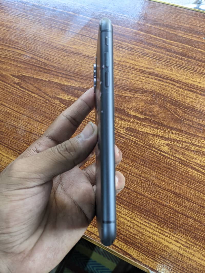 Apple iPhone 11 4