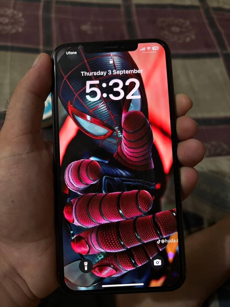 Apple iPhone XS Max 4