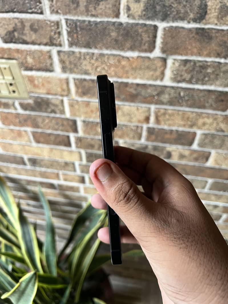 Apple iPhone 16 Pro 3