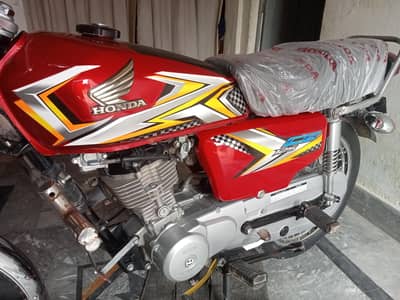 Honda 125 24/25 model total genuine condition 10/10 documents clear