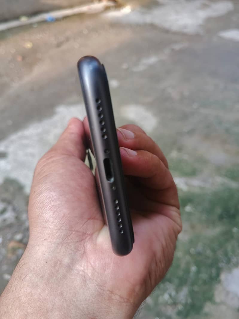 Apple iPhone 11 4