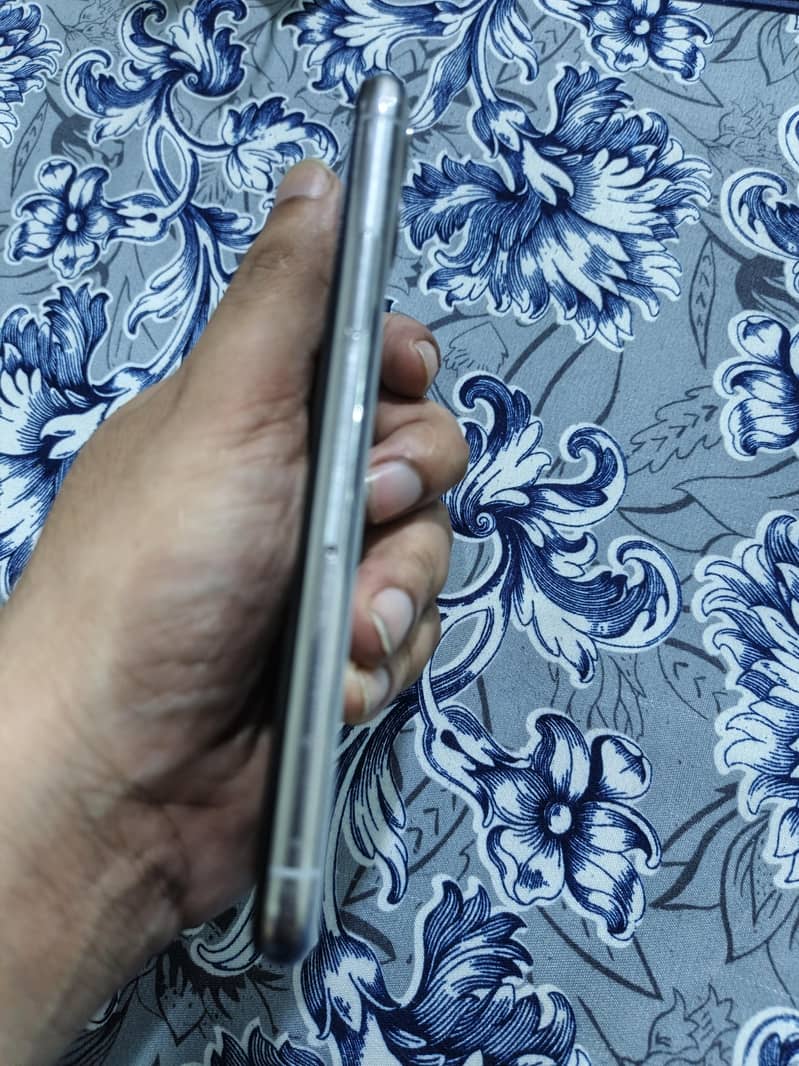 Apple iPhone 11 Pro 2