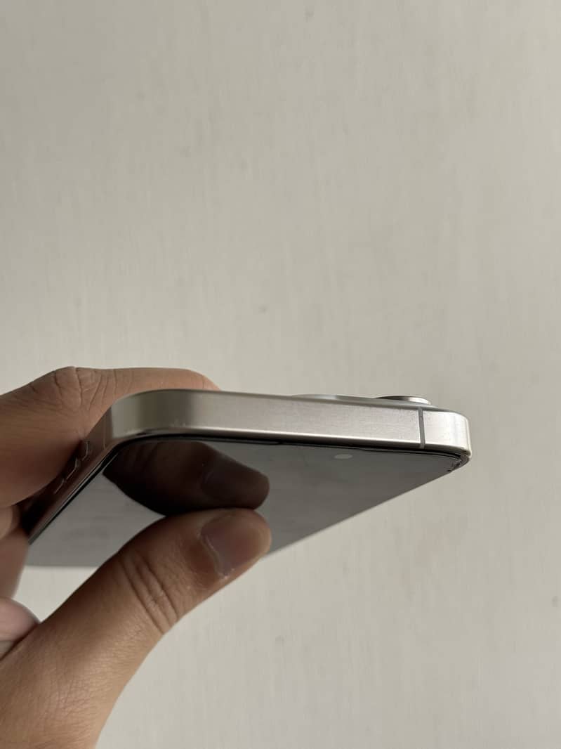 Apple iPhone 15 Pro 4