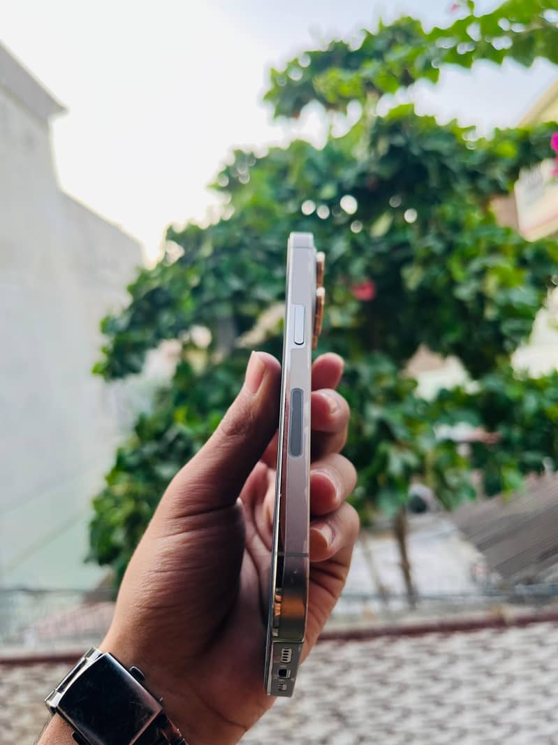 Apple iPhone 14 Pro 4