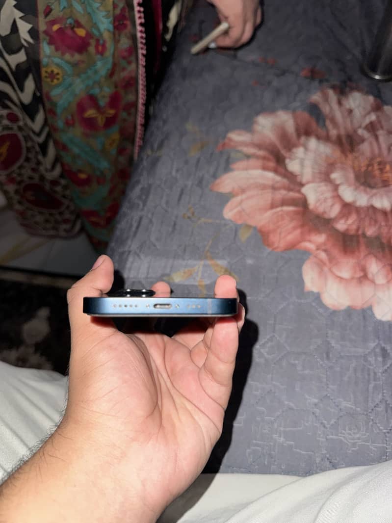 Apple iPhone 13 4