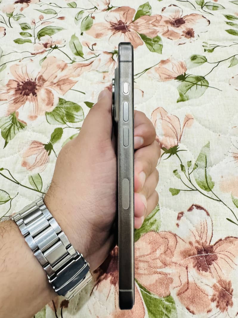 Apple iPhone 15 Pro Max 4