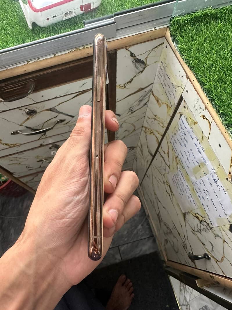 Apple iPhone 11 Pro 4