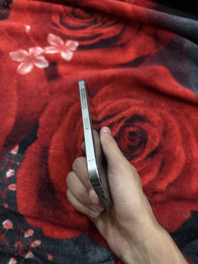 Apple iPhone 15 Pro 0