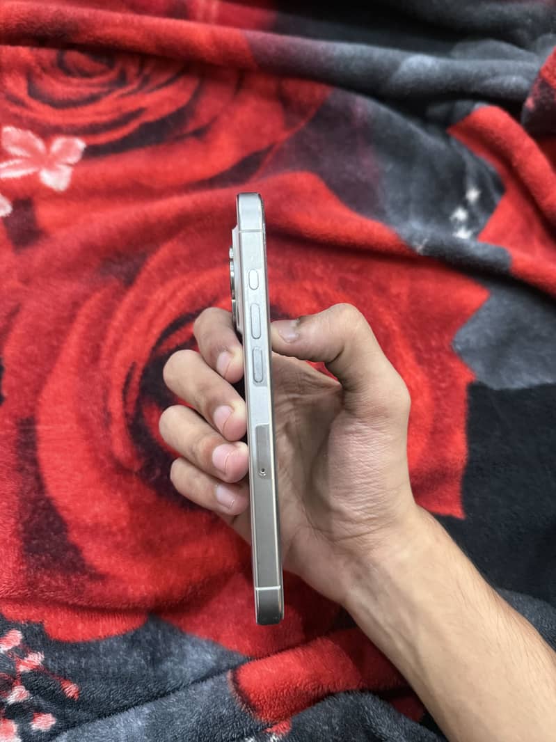 Apple iPhone 15 Pro 3