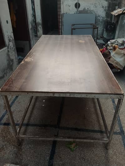 mazboot lahy ka table hai kating table