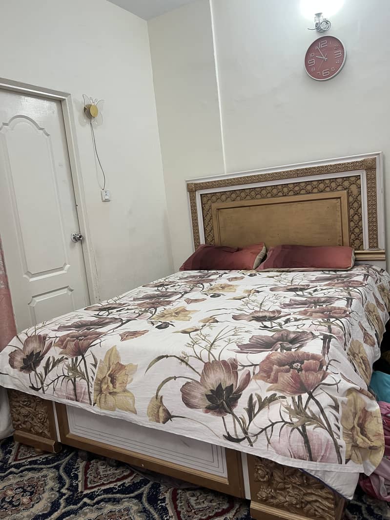 Queen Bed 0
