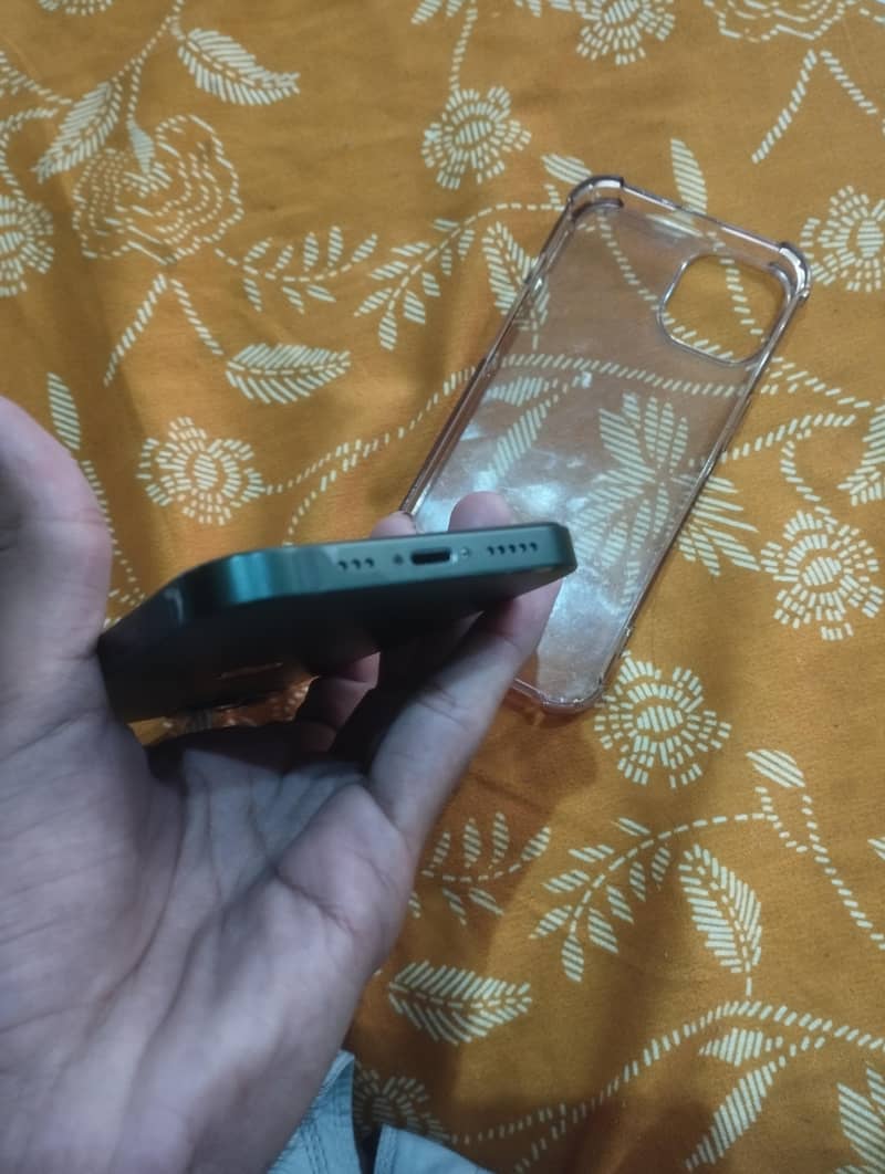 Apple iPhone 13 5
