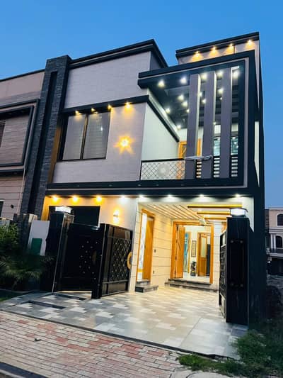 05 MARLA PRIME LOCATION HOUSE AT VERY REASONABLE PRICE BAHRIA TOWN LAHORE