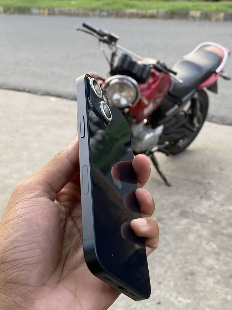 Apple iPhone 13 2