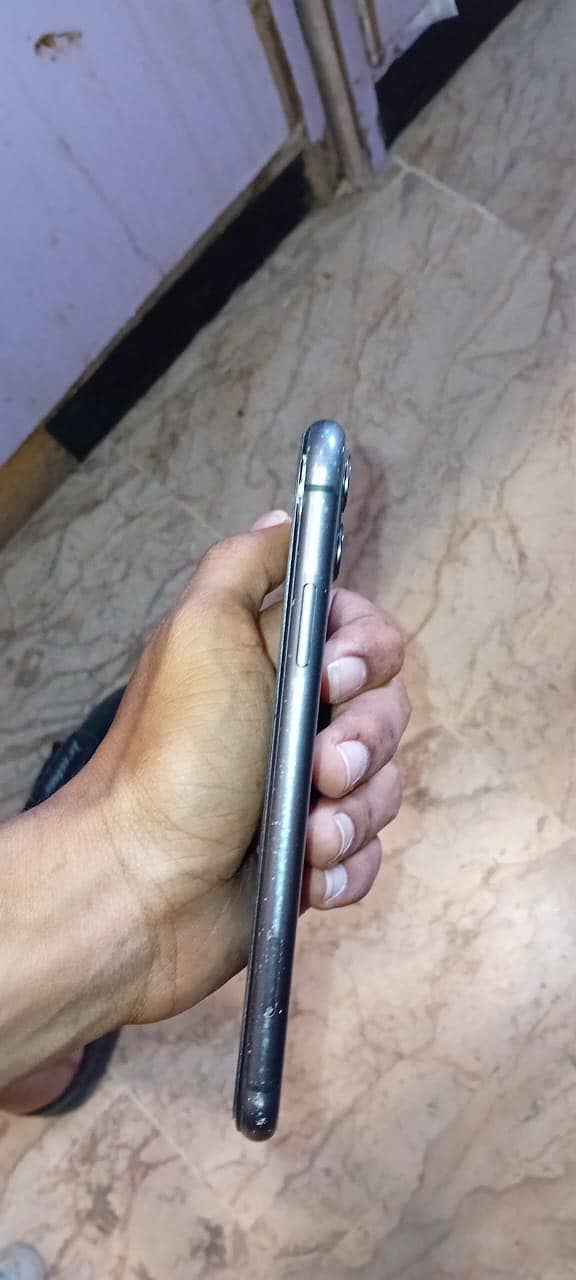 Apple iPhone 11 4