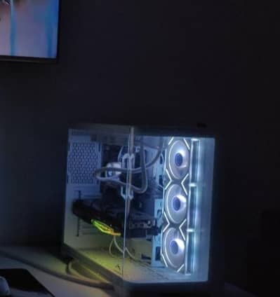 onely gmaing pc for sale use just 2 month