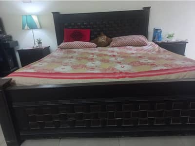 king size bed with 2 side table les and dressing table
