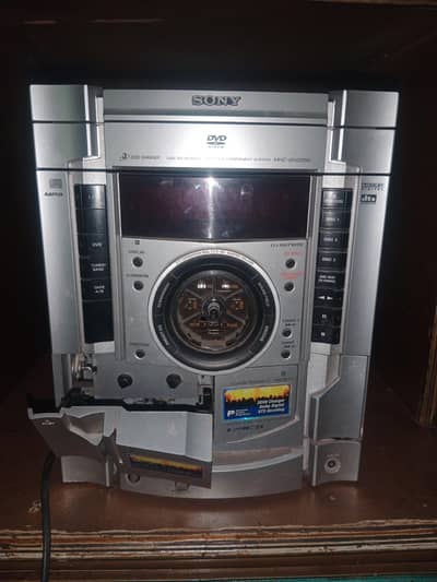 SPEAKERS WITH AMPLIFIER FOR ONLY 25K BUT THE AMPLIFIER DOESN'T ON